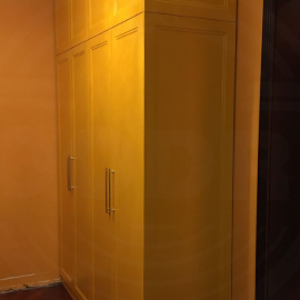 желтый шкаф